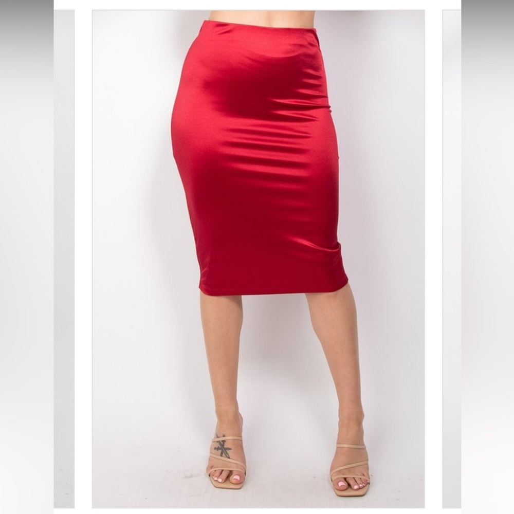 A satin pencil skirt♥️